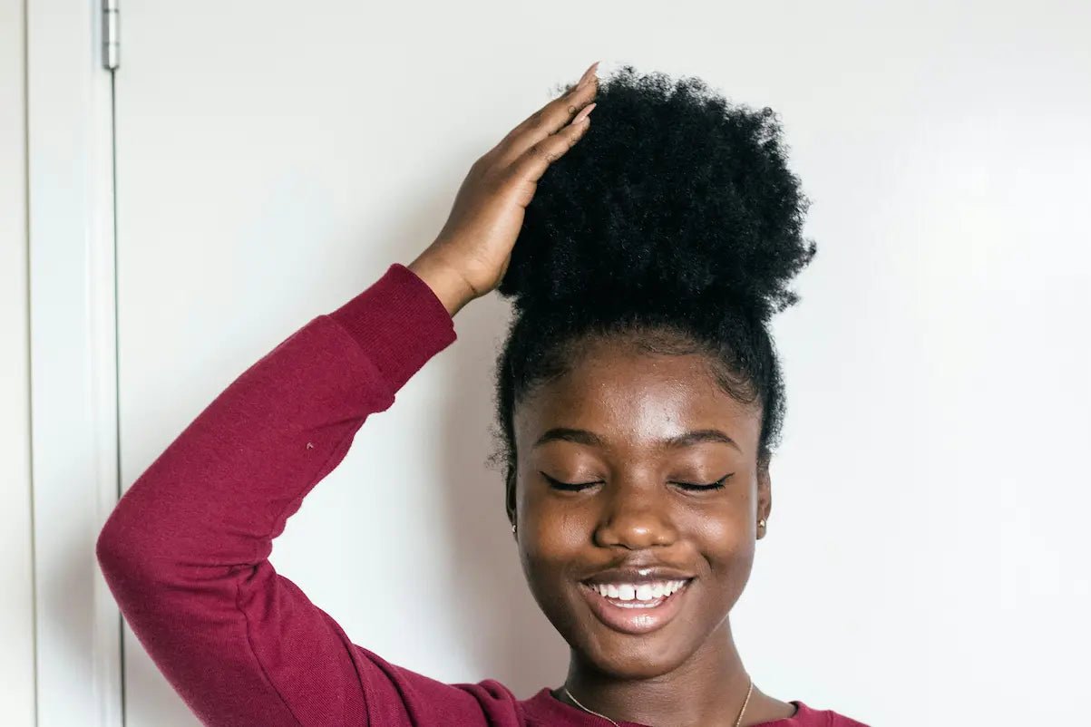 Routine cheveux bouclés naturelle : le guide pas-à-pas pour des boucles définies - Karacare